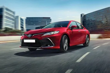 Toyota Sedan Cars Review और सर्वे के मुताबित जारी टॉप गाड़िया जो भरोसेमंद, आराम और परफॉर्मेंस जानिए ख़ासियत, क़ीमत।